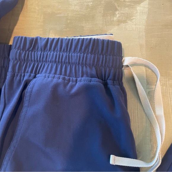 Scrubs and Beyond Scrub set in Navy - Picture 8 of 10